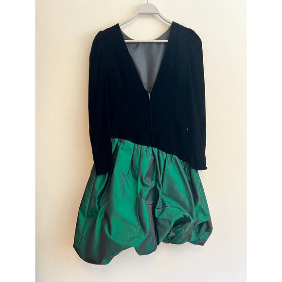 Vintage 80’s Black Velvet & Green Bubble Skirt with V-Neck Back Size: Medium - Picture 3 of 12